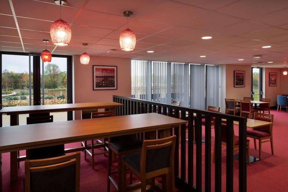 Ramada By Wyndham Leeds East Hotel Exterior photo